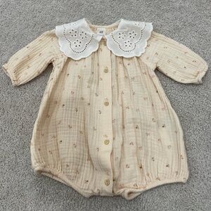 H&M Beige Baby Bodysuit with White Lace Collar